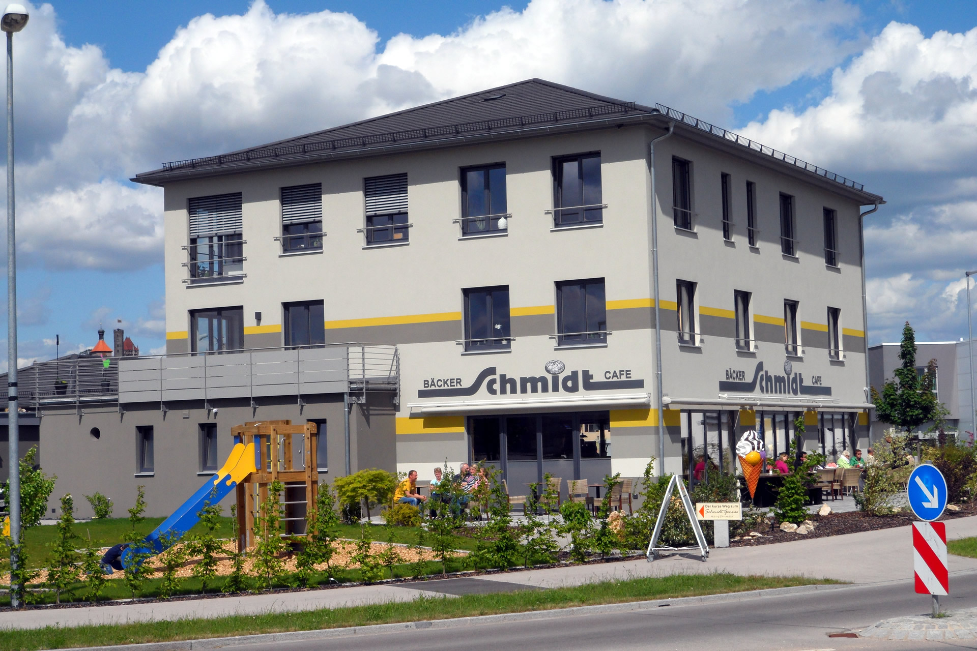 Bürogebäude mit Bäckerei 